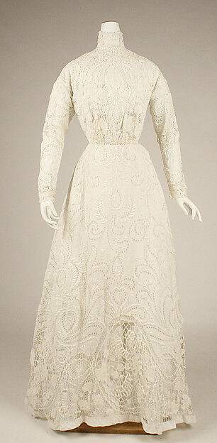 Light-colored linen and cotton dress dated around 1903, displayed frontally.