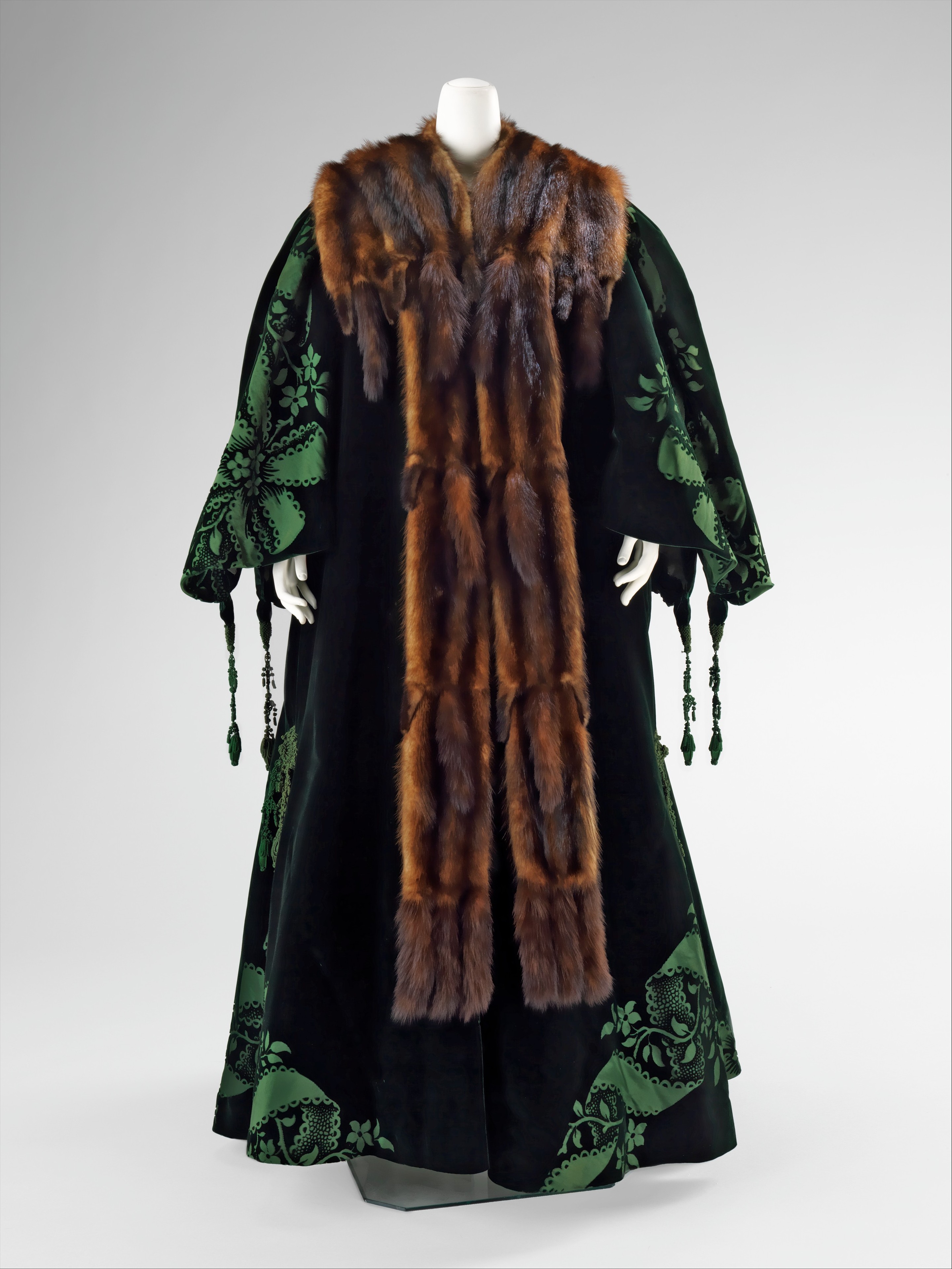House of Worth evening coat from 1901 in silk with dark fur trim, shown frontally.